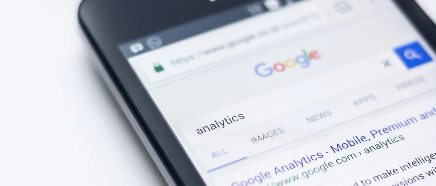 Telefoon met de zoekpagina van Google, waar je je bedrijf vindbaar wilt maken