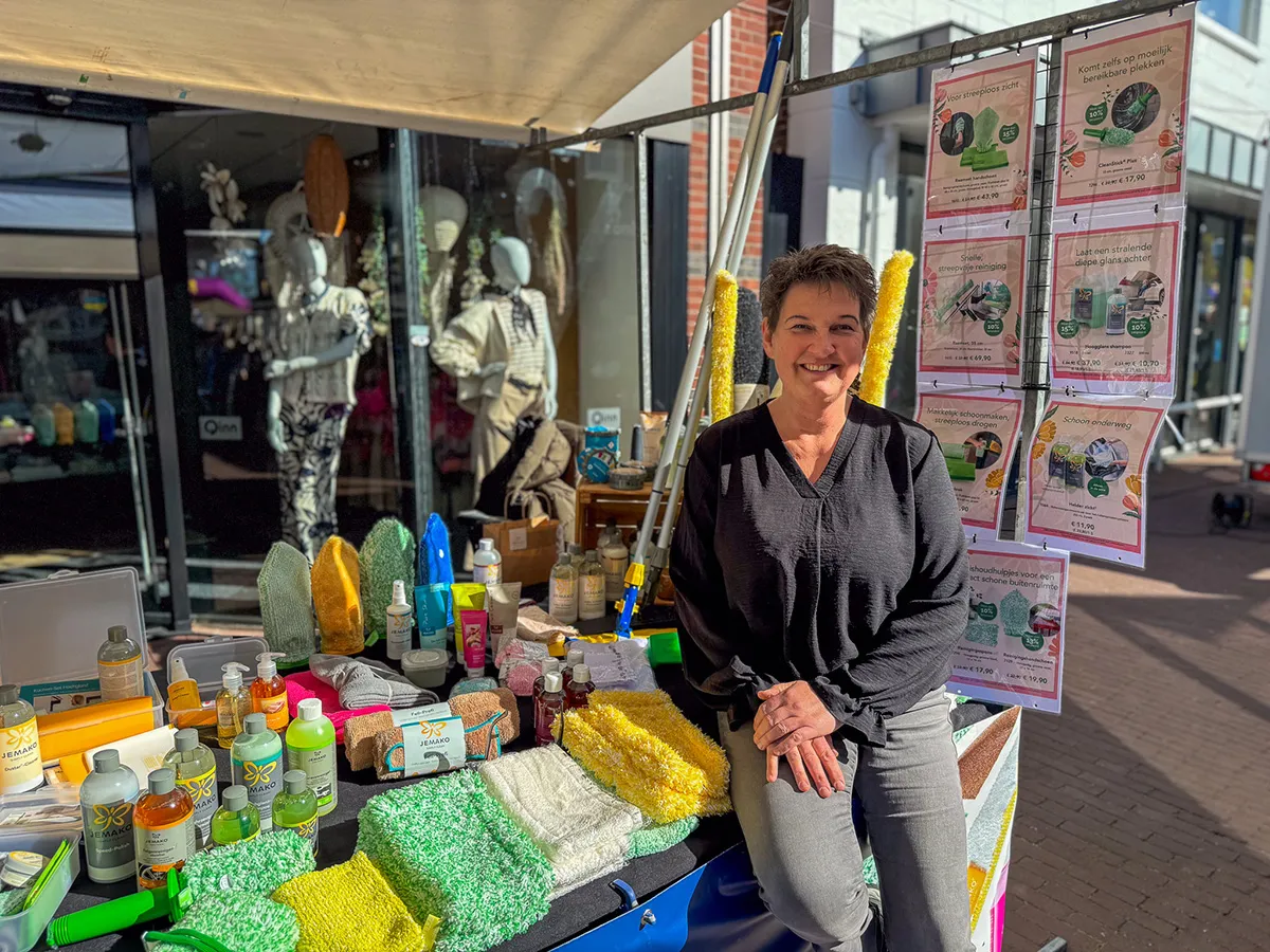 Judith Nijboer van Perfect Schoon bij haar marktkraam met JEMAKO-producten