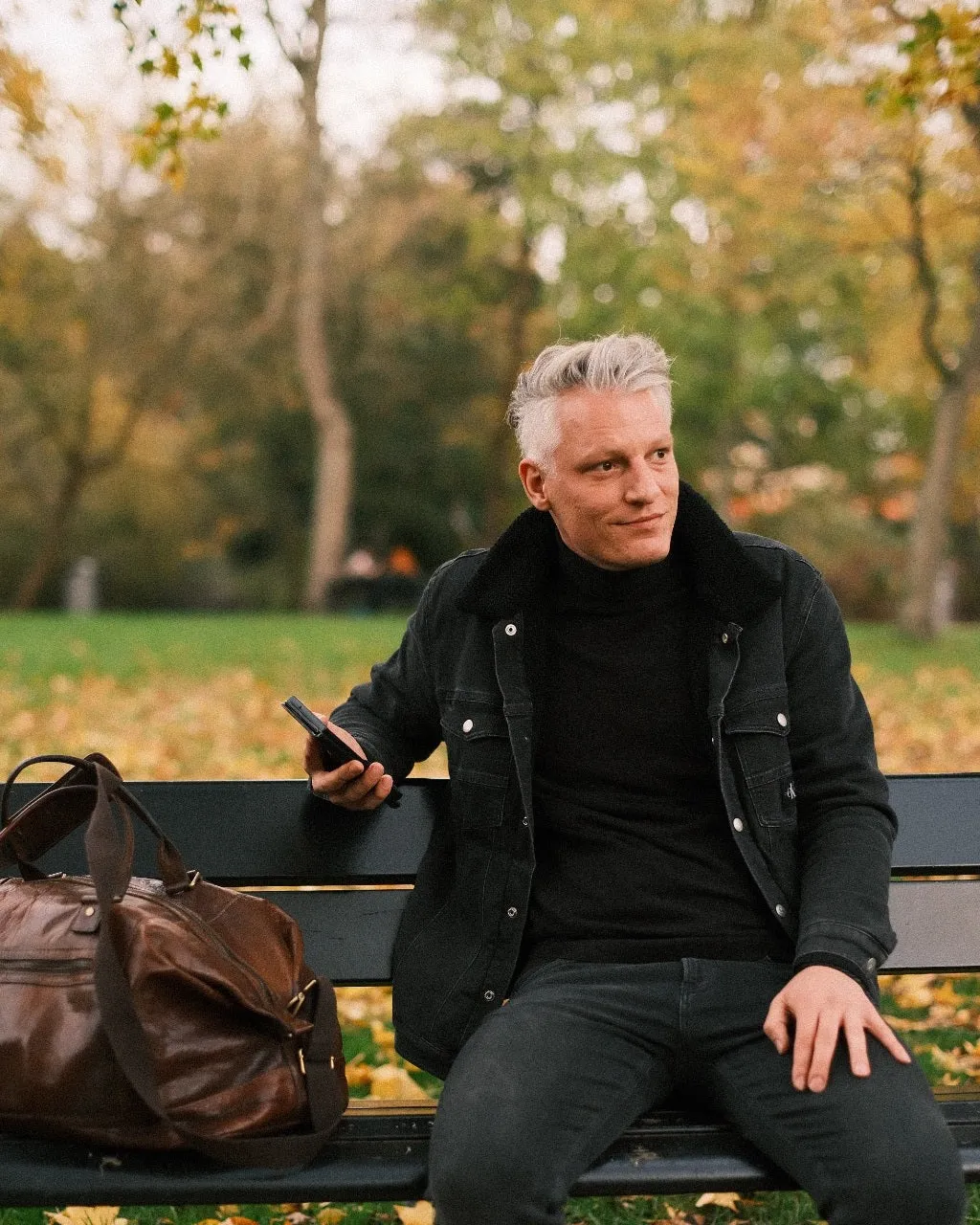 Matthijs van Ommen van Matty's Editions op een bankje in het park