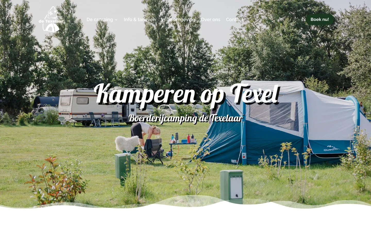 De homepage van Camping de Texelaar op desktop, met tenten en caravans op het veld
