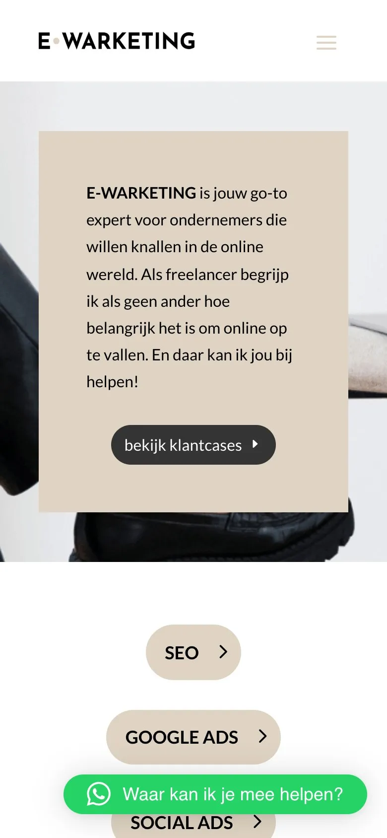 De homepage van E-warketing op een telefoon