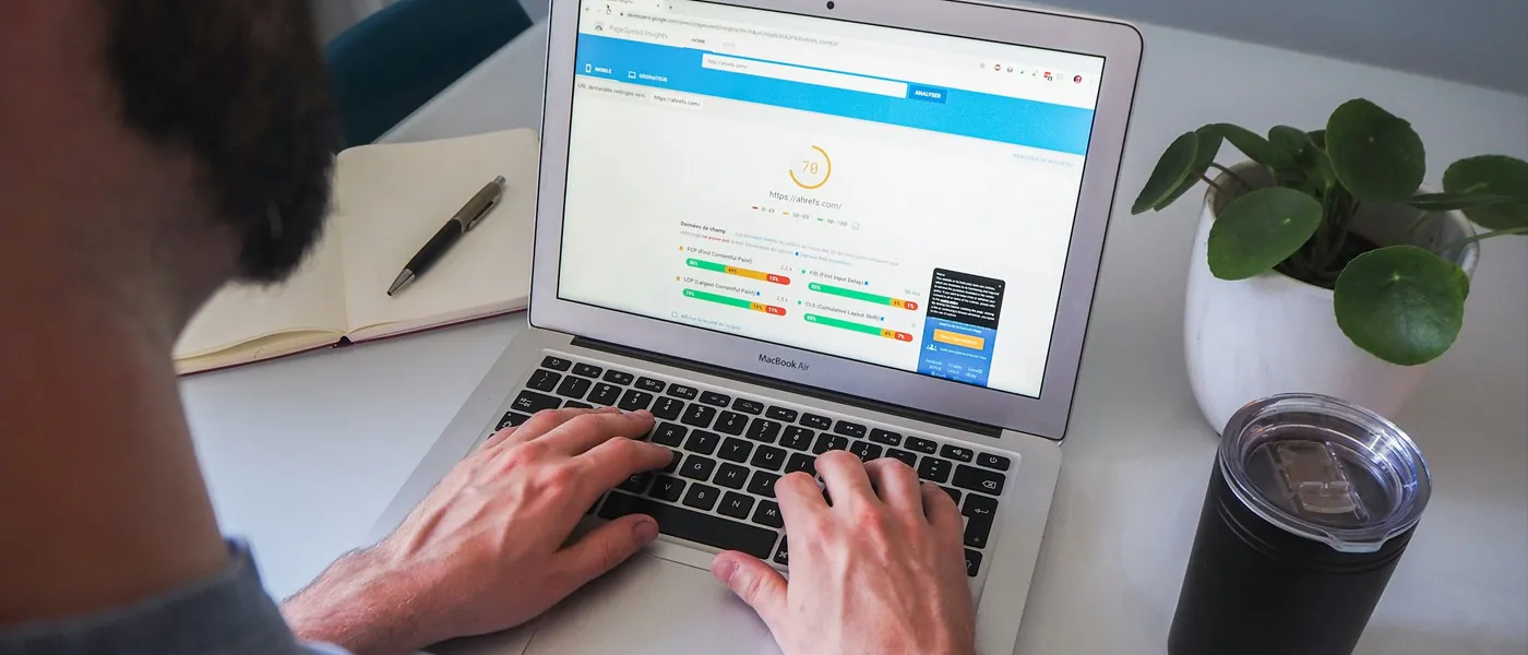 Man test op zijn laptop met PageSpeed Insights waarom zijn website traag is