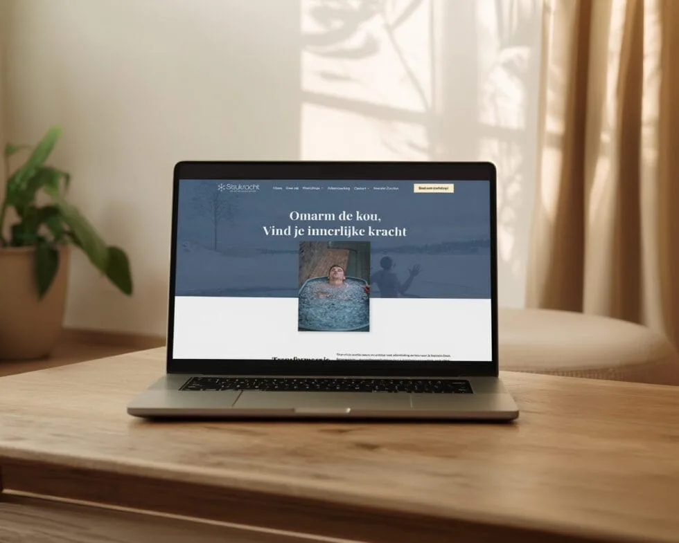 De website van Sisukracht op een laptop, met een koudetraining-hero in beeld.