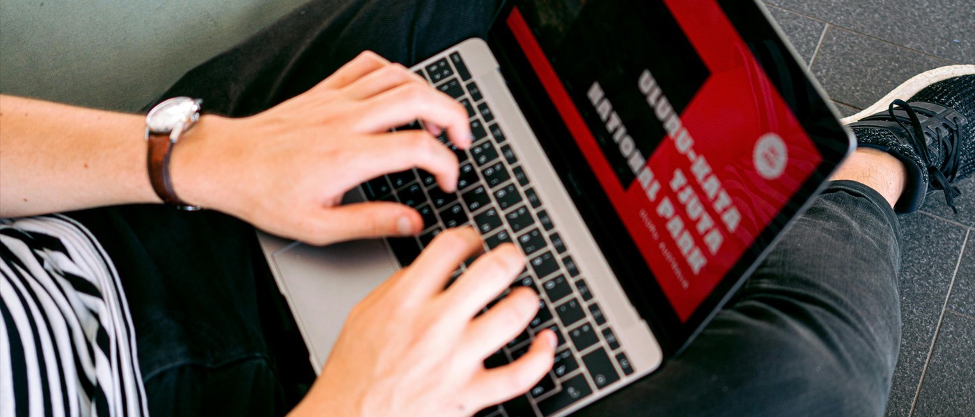 waarom-heb-ik-een-website-nodig-rscreate Waarom heb ik een website nodig? Laptop met website in beeld.