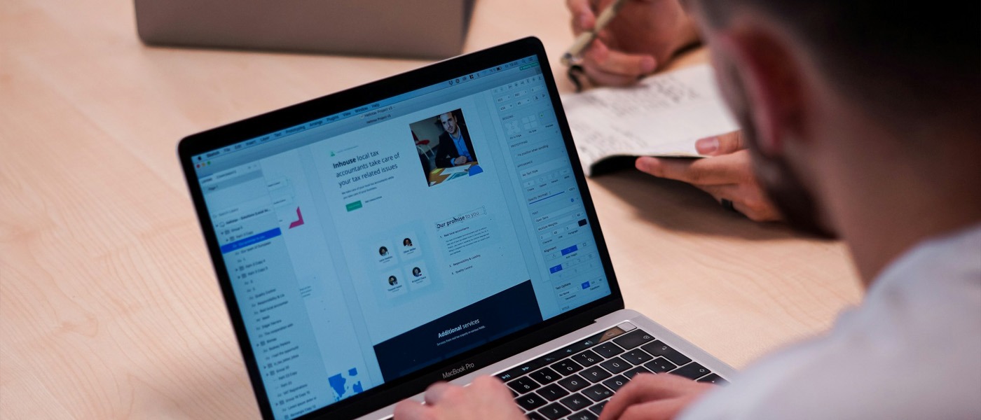 Website laten maken Deventer, webdesigner aan het werk