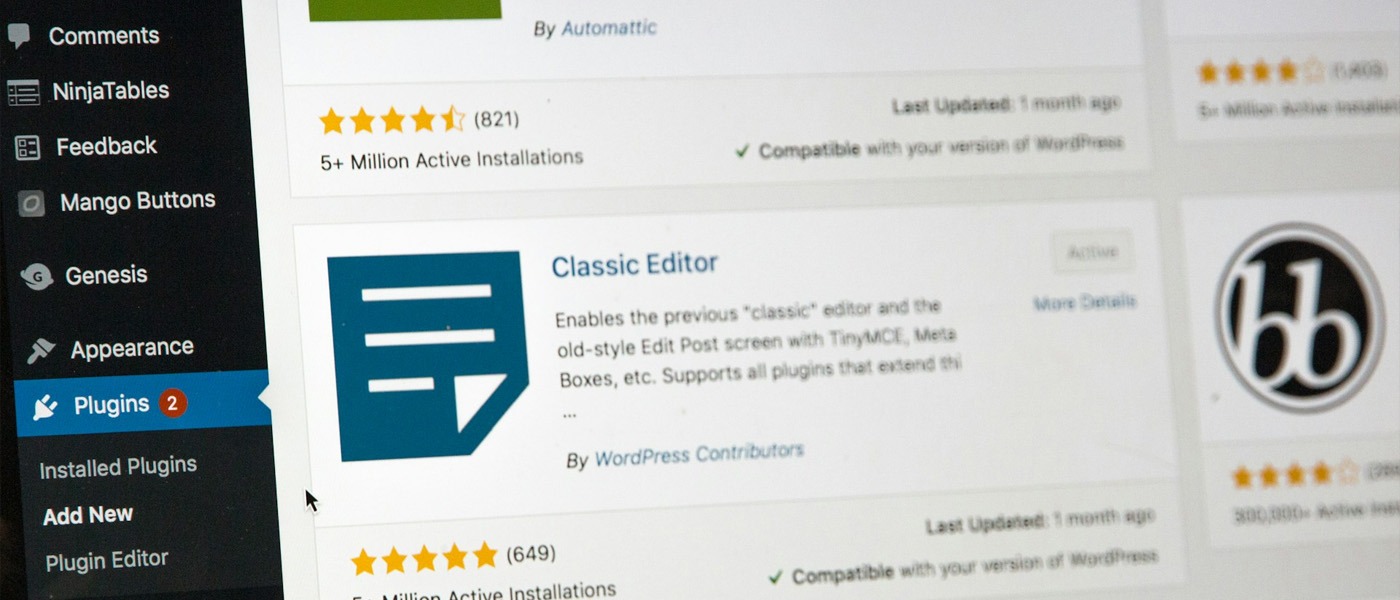 Een schermopname van een WordPress dashboard. Op het dashboard zie je een rood rondje met daarin het cijfer '2'. Dit is het aantal updates wat uitgevoerd moet worden. Dit is een stap van WordPress onderhoud