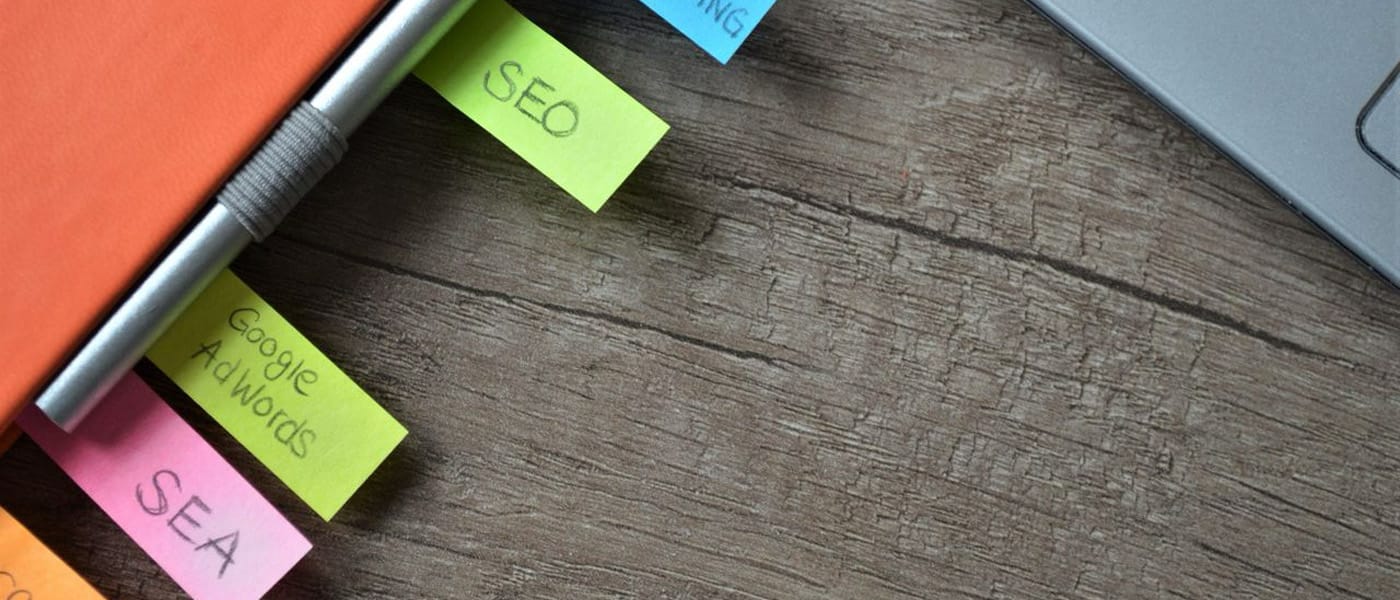 Een note-boek met labels gerelateerd aan online vindbaarheid