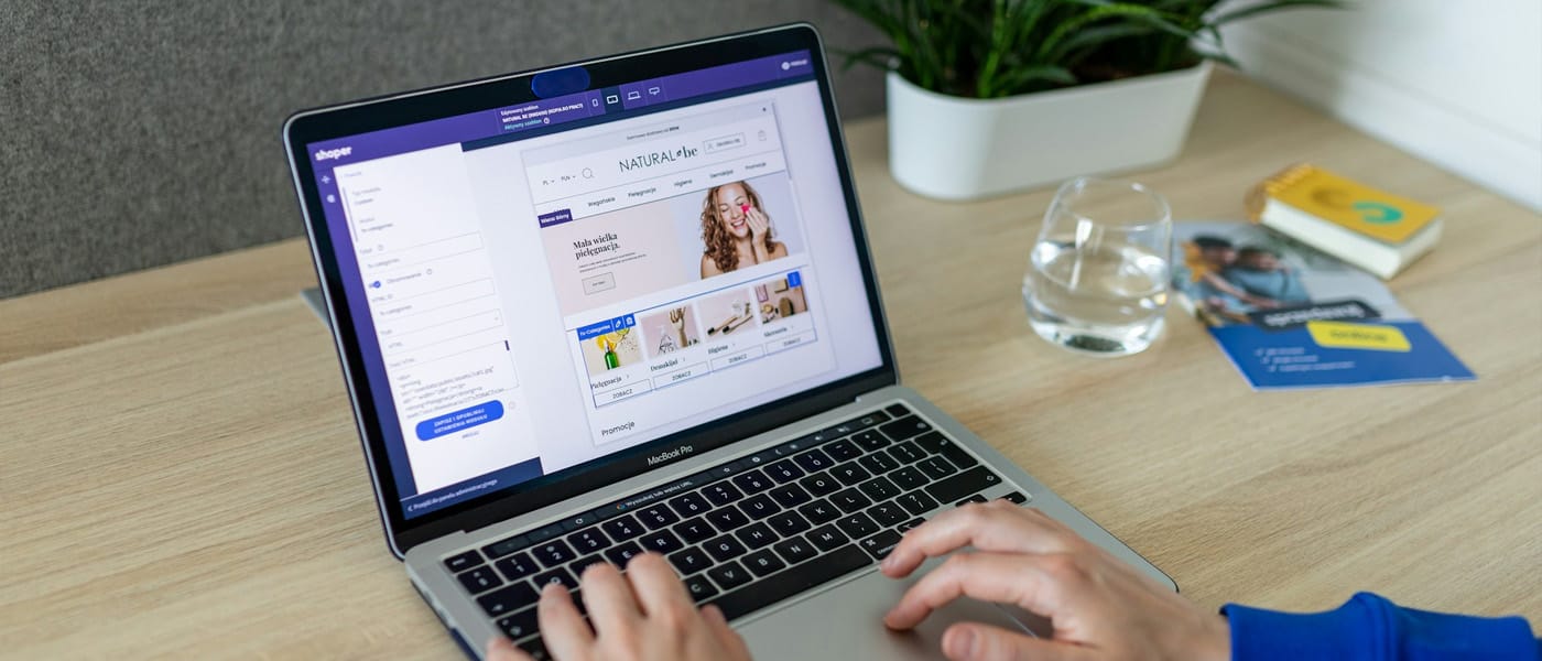 wat-kost-een-webshop-laten-bouwen Een laptop met een webshop builder geopend
