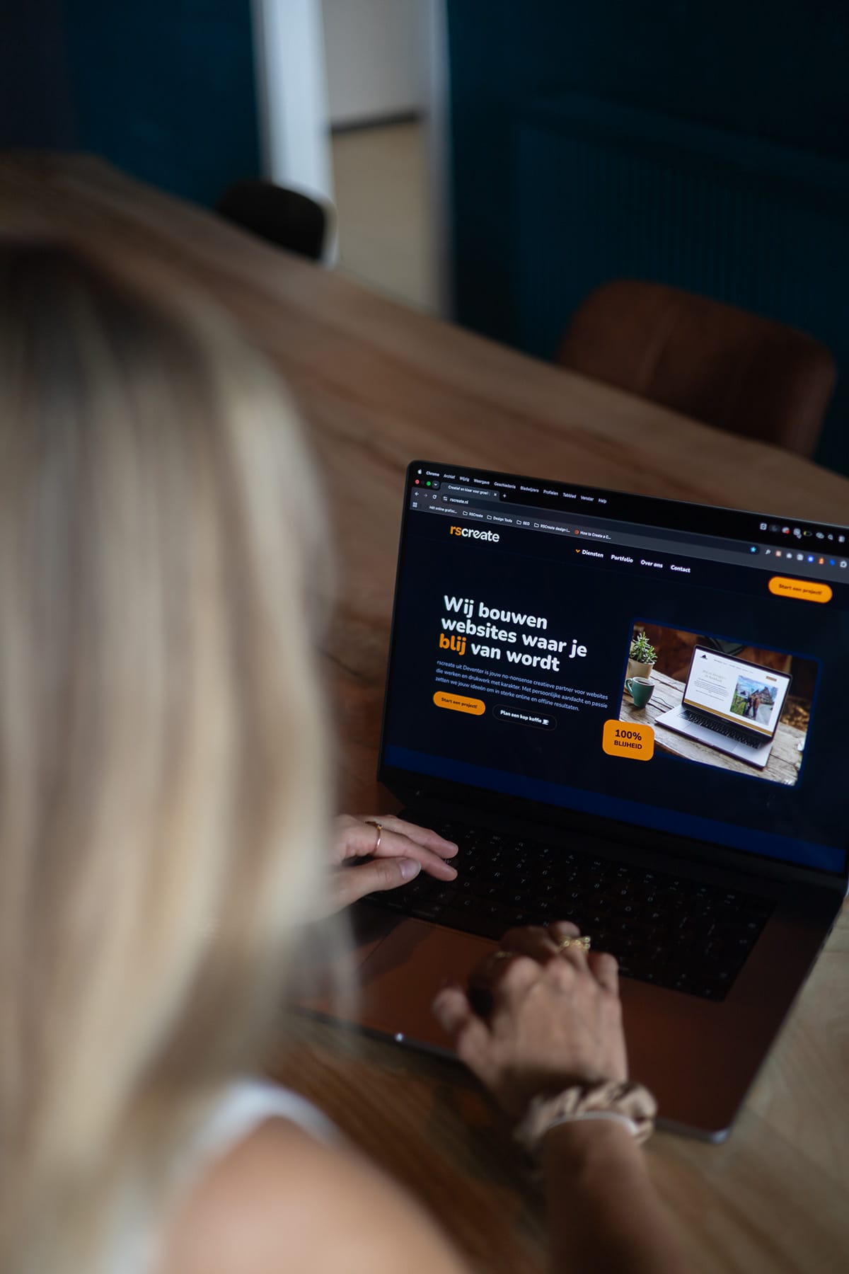 Lesley die de website van rscreate bekijkt
